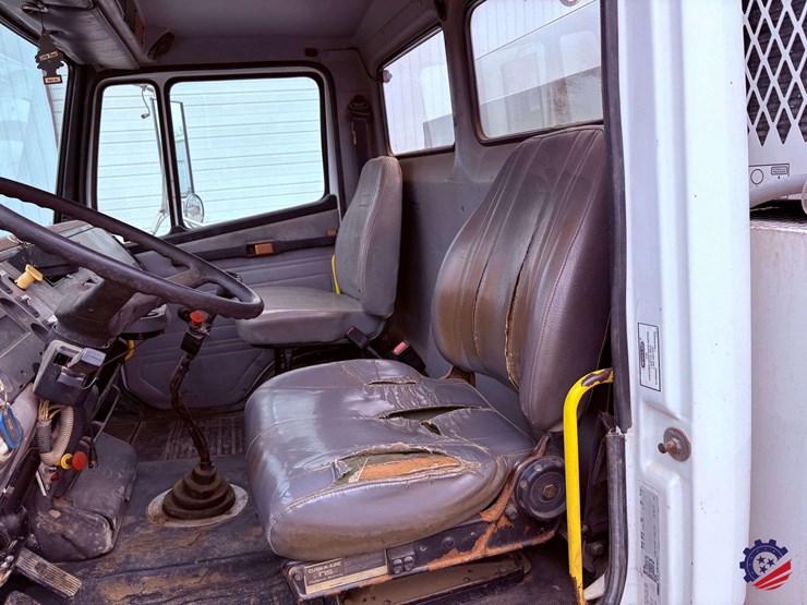 1998-freightliner-fl70-image-74