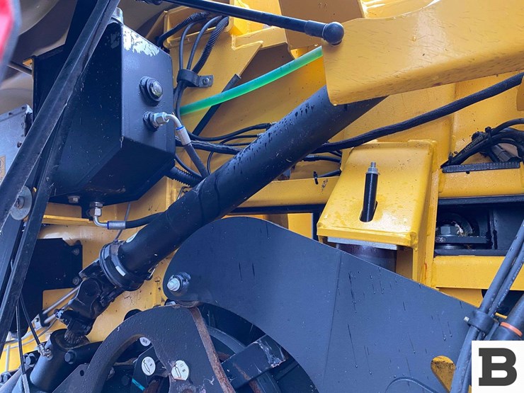 new-holland-340-image-29