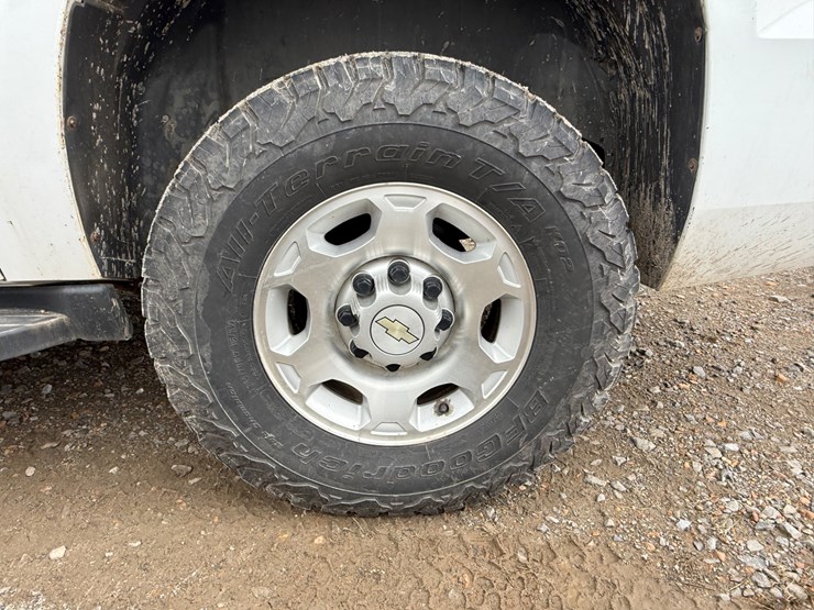 2012-chevrolet-suburban-image-8