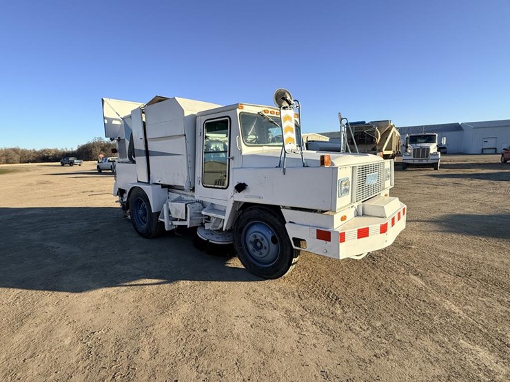 #1981-•-1990-mobil-sweeper-ahl-sweeper-truck-image-7