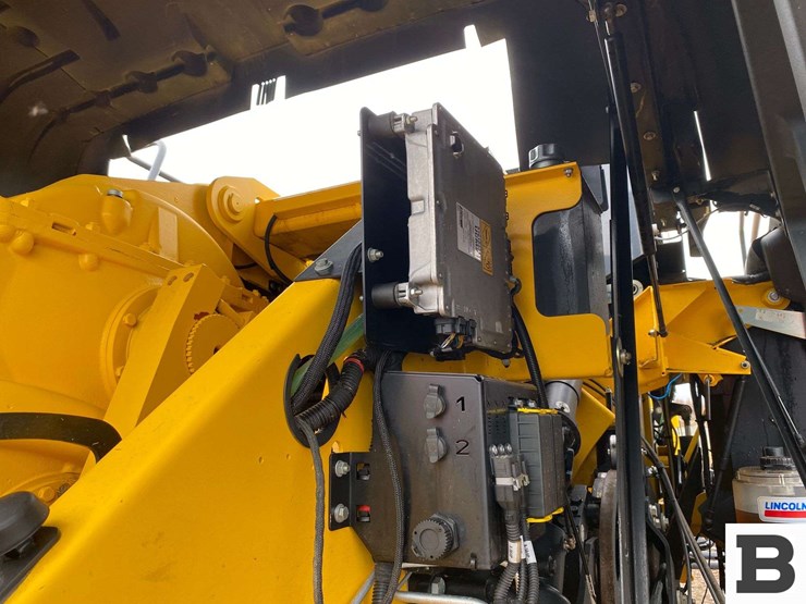 new-holland-340-image-27