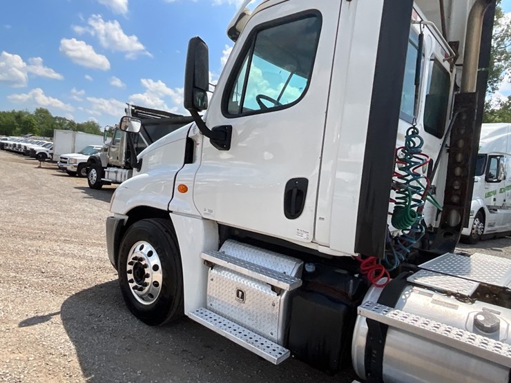 2016-freightliner-ca125-day-cab-image-17