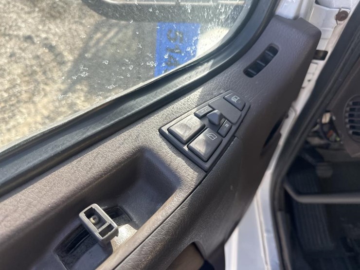 2011-volvo-10-image-25