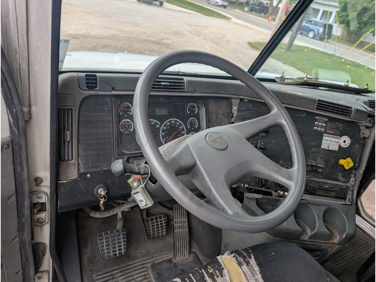 2005-freightliner-columbia-flatbed-w/-moffett-hookup-image-26