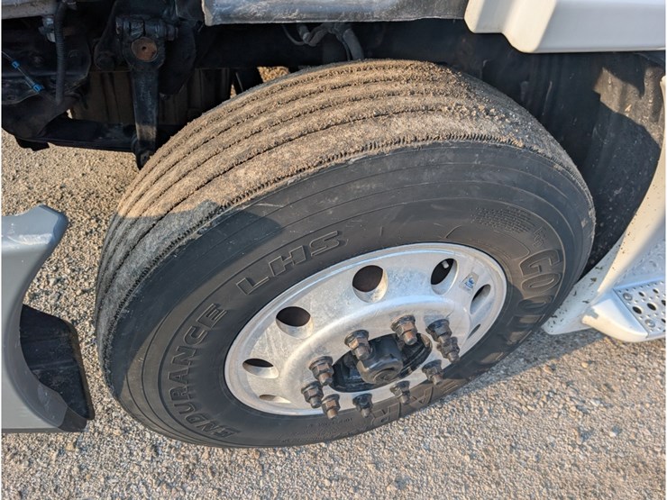 2016-freightliner-ca113-day-cab-image-15