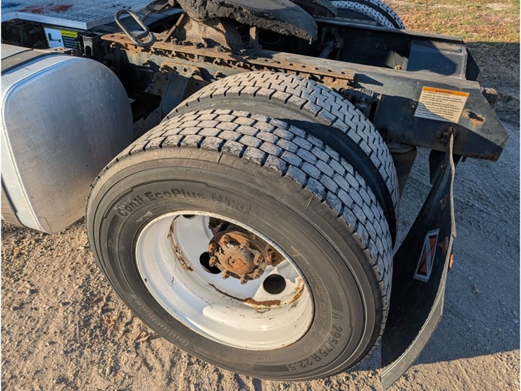 2013-mack-cxu612-day-cab-image-10