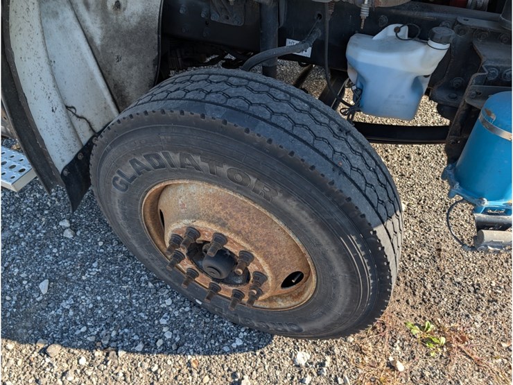 2016-freightliner-m2-day-cab-image-12