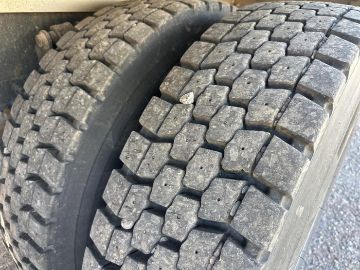 2013-freightliner-m2-106-image-70