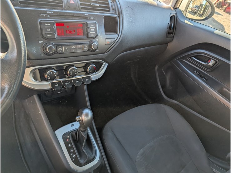 2013-kia-rio-image-14