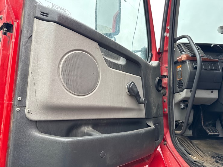 2011-volvo-10-image-47