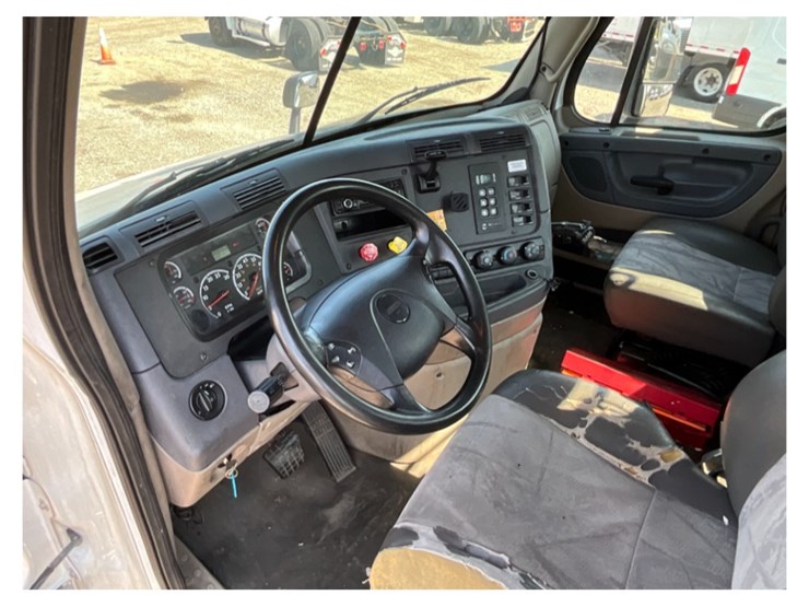 2016-freightliner-ca113-daycab-image-23