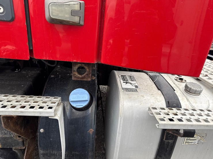 2011-volvo-10-image-40