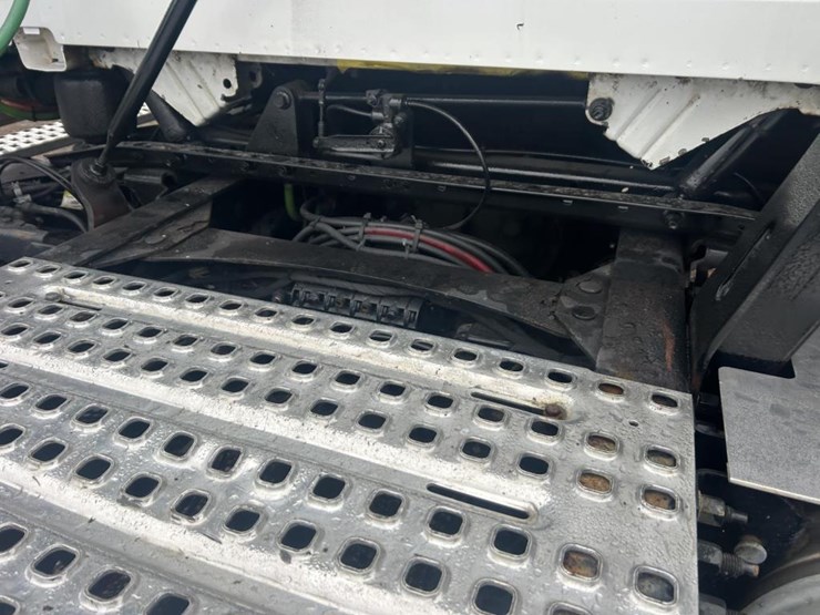 #1676-•-2015-volvo-vnl-day-cab-truck-tractor-image-26