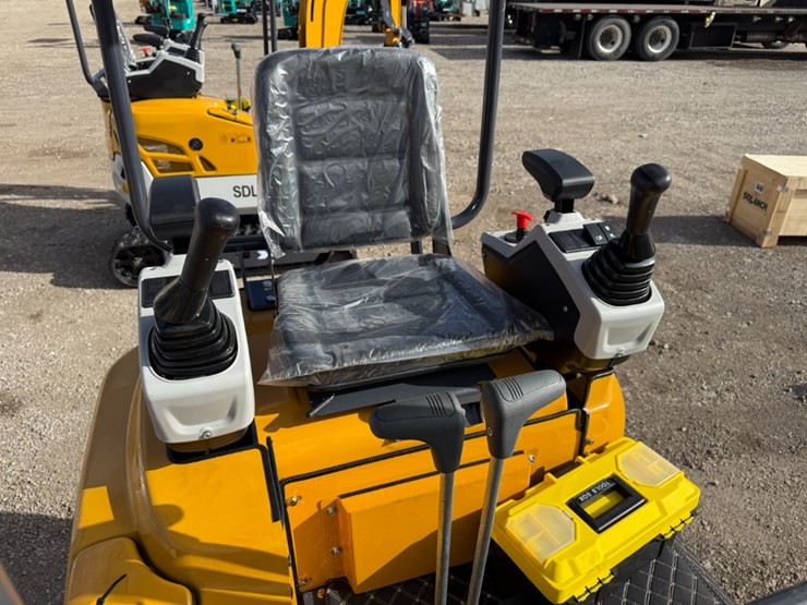 sdlanch-sdle20-mini-excavator-w-hydraulic-thumb-image-8