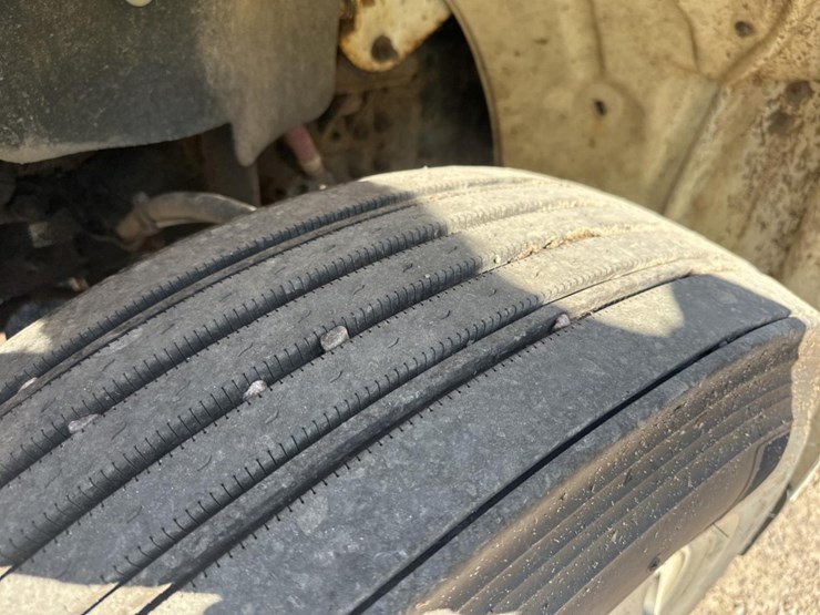 2013-freightliner-m2-106-image-74