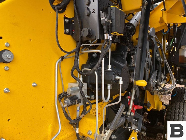 new-holland-340-image-26