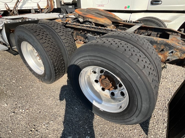 2016-freightliner-ca125-day-cab-image-12