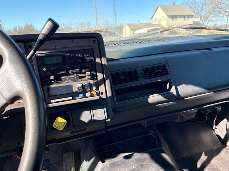 2001-chevy-c6500-truck-image-29