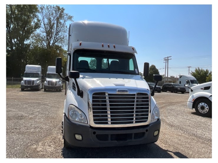 2016-freightliner-ca113-daycab-image-5