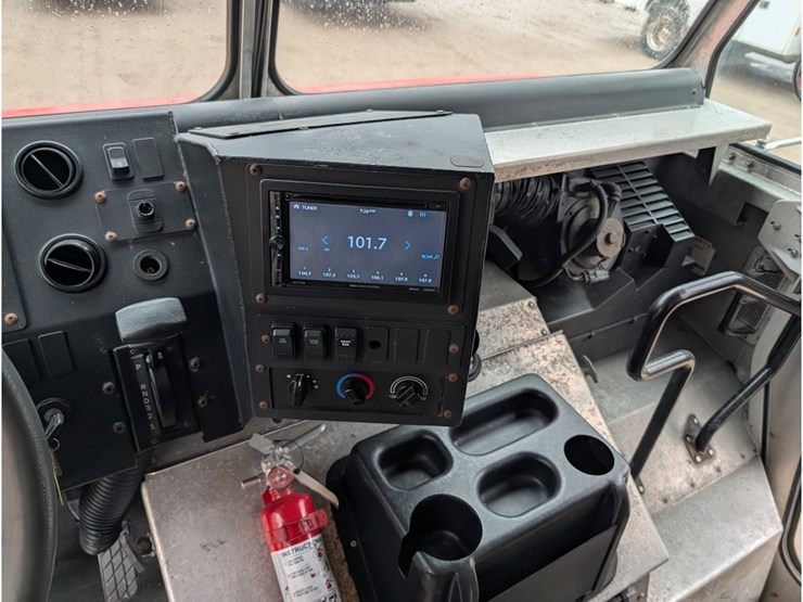 2017-freightliner-mt55-image-16