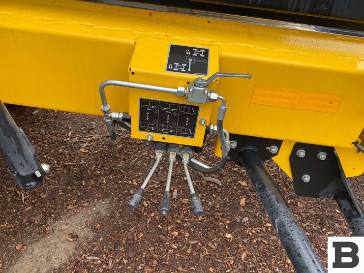 new-holland-340-image-33