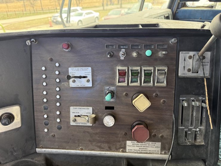 #1193-•-1984-peterbilt-cab-over-truck-tractor-image-44