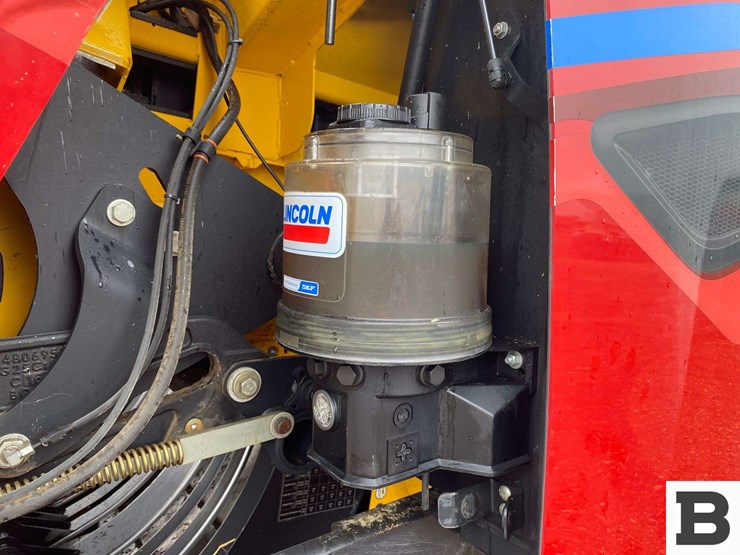 new-holland-340-image-32