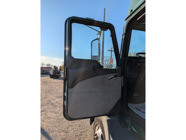 2013-mack-cxu612-day-cab-image-18