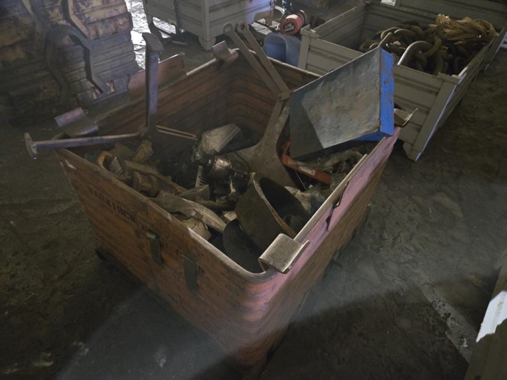 #3405-•-steel-crate-w/-misc.-items-image-2