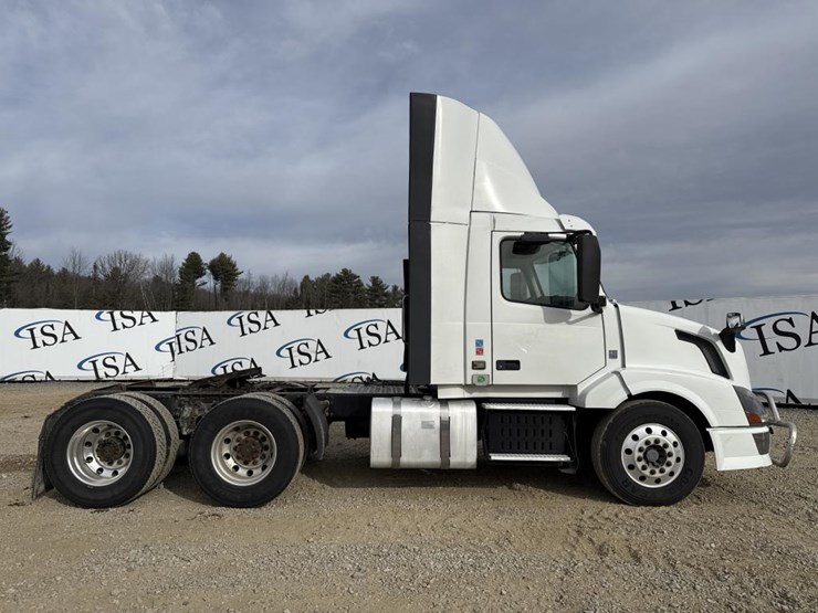 2011-volvo-10-image-6