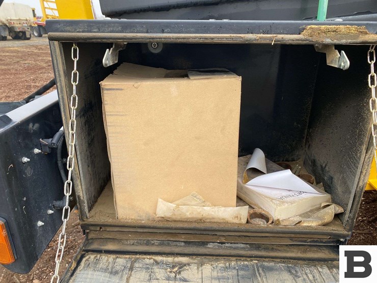 new-holland-340-image-49