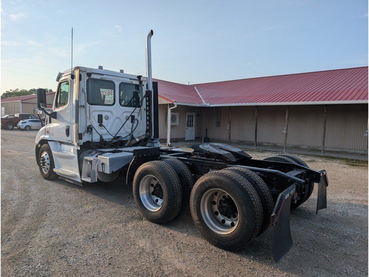 2016-freightliner-ca113-day-cab-image-9