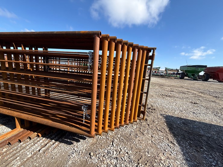 #22674-•-(9)-cattle-panels-&-(1)-gate-image-7