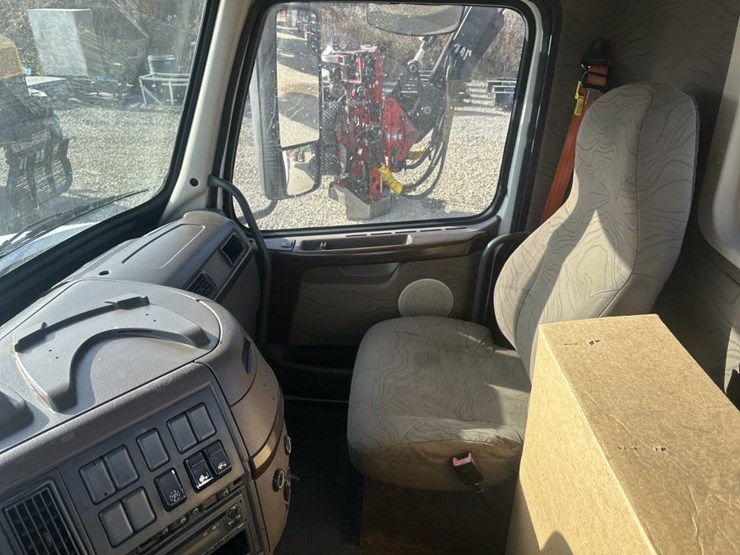 2011-volvo-10-image-32