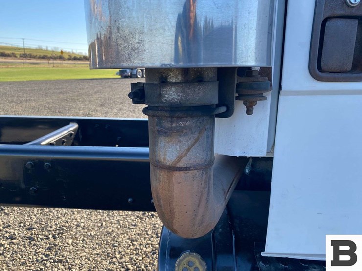 2002-freightliner-fl70-image-30