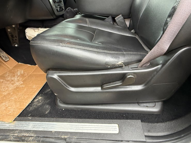 2012-chevrolet-suburban-image-22