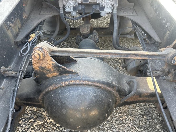 2011-volvo-10-image-46