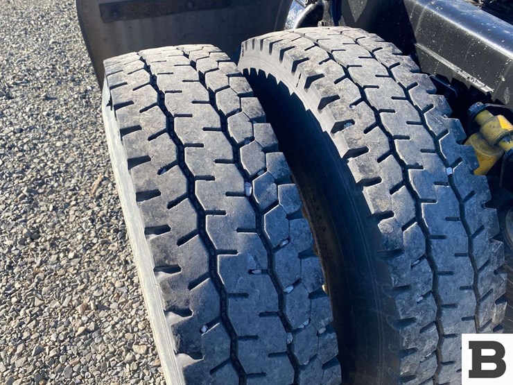 2002-freightliner-fl70-image-23