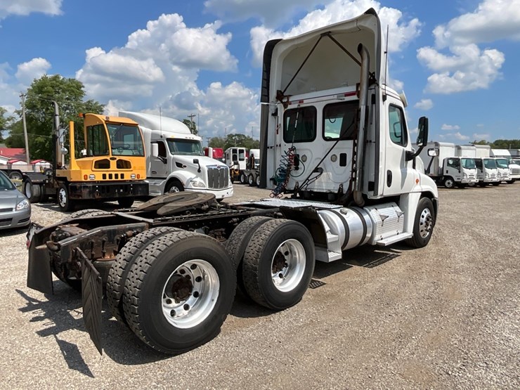 2016-freightliner-ca125-day-cab-image-12