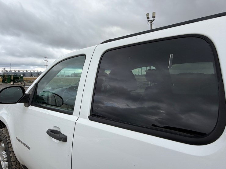 2012-chevrolet-suburban-image-10