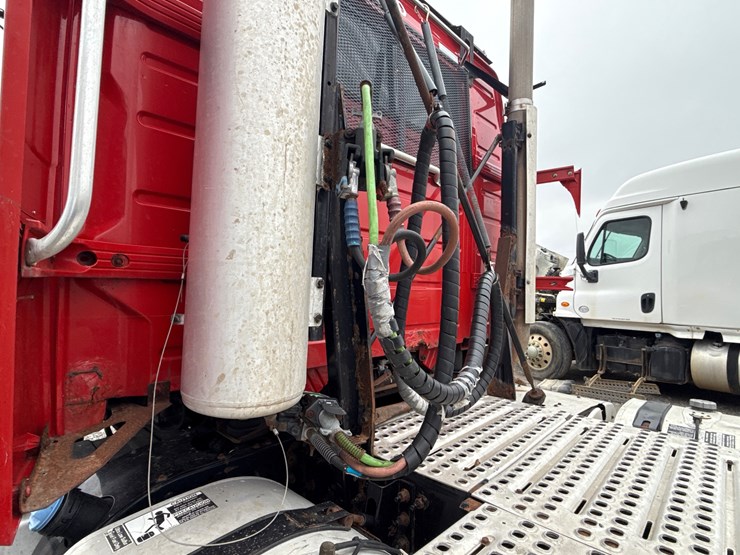 2011-volvo-10-image-42