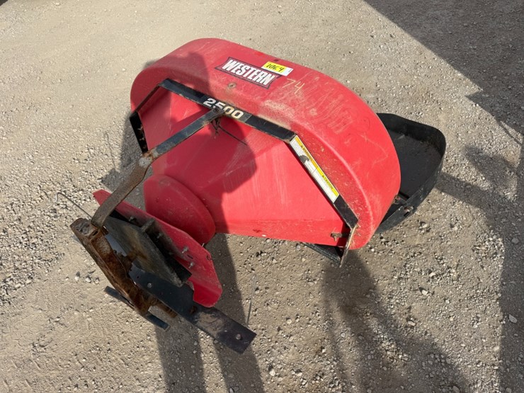 western-2500-salt-spreader-image-1