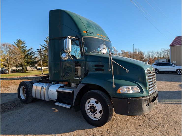 2013-mack-cxu612-day-cab-image-3