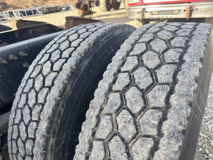 2011-volvo-10-image-49