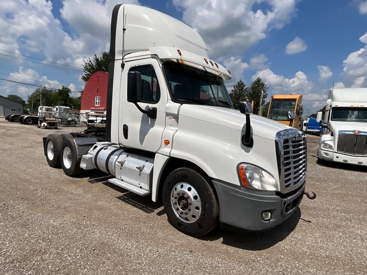2016-freightliner-ca125-day-cab-image-6