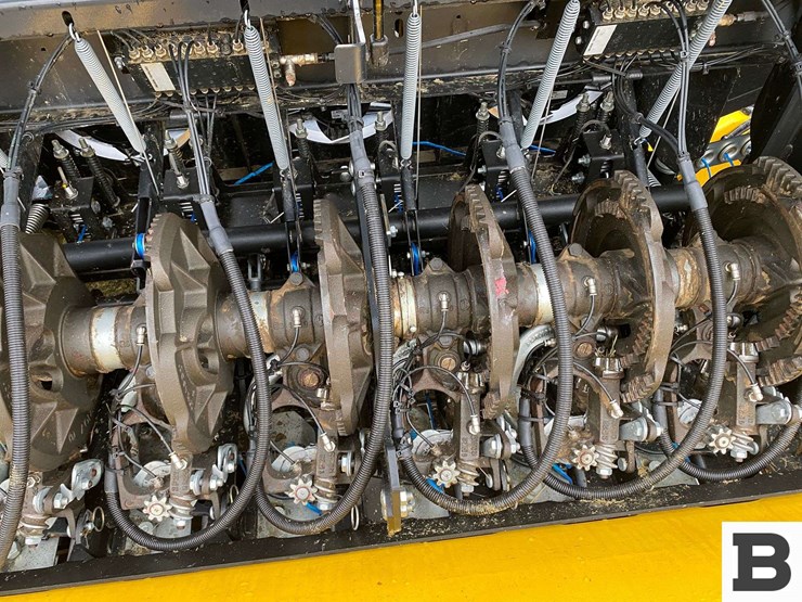 new-holland-340-image-65