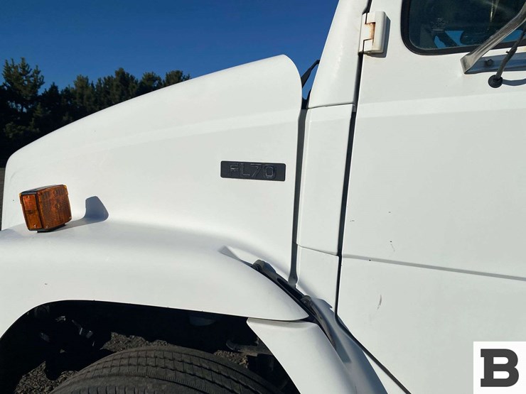 2002-freightliner-fl70-image-12