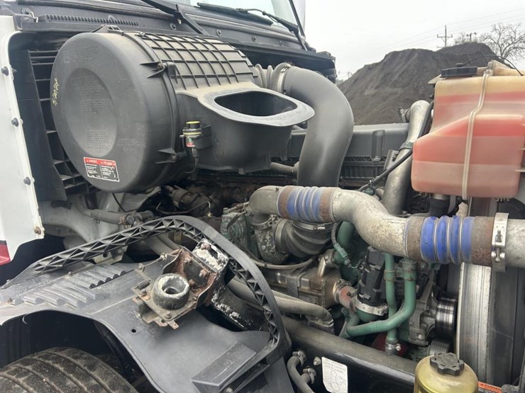 #1676-•-2015-volvo-vnl-day-cab-truck-tractor-image-48