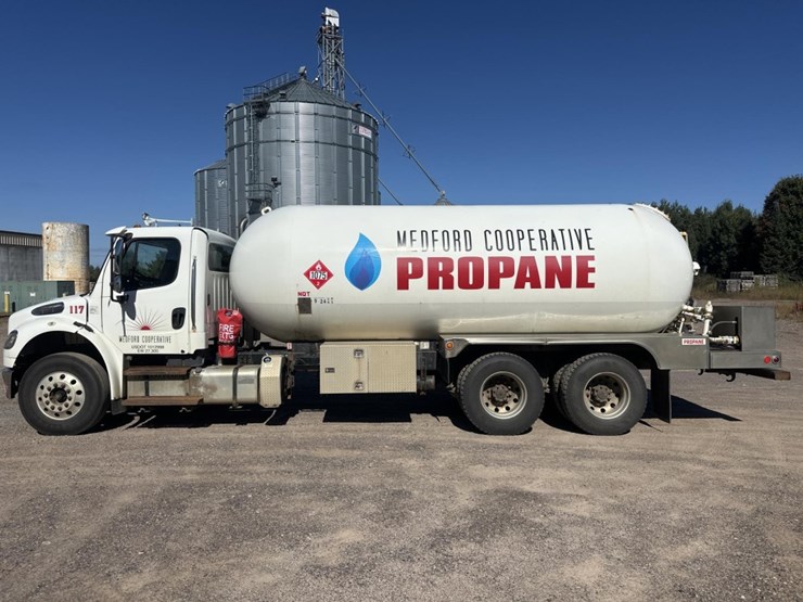 2013-freightliner-m2-106-image-2