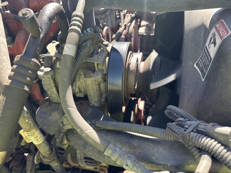 2013-freightliner-m2-106-image-56